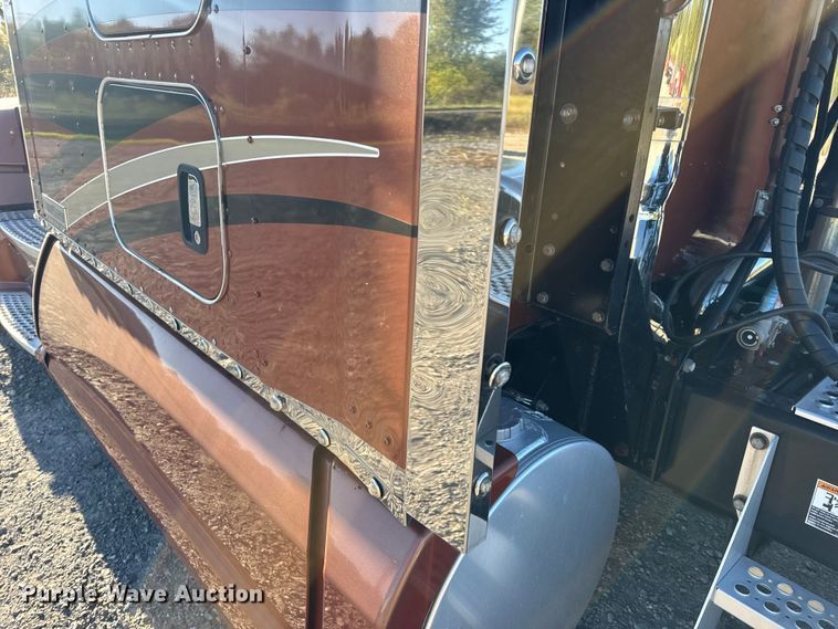 image for item DW6642 2016 Kenworth T6 semi truck