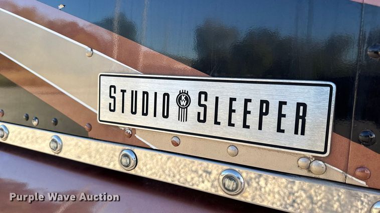 image for item DW6642 2016 Kenworth T6 semi truck