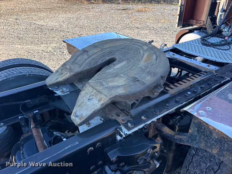 image for item DW6642 2016 Kenworth T6 semi truck