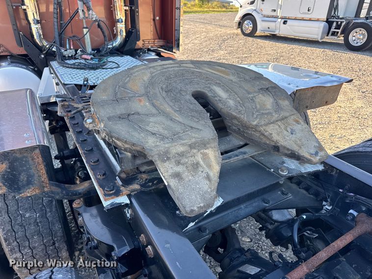 image for item DW6642 2016 Kenworth T6 semi truck