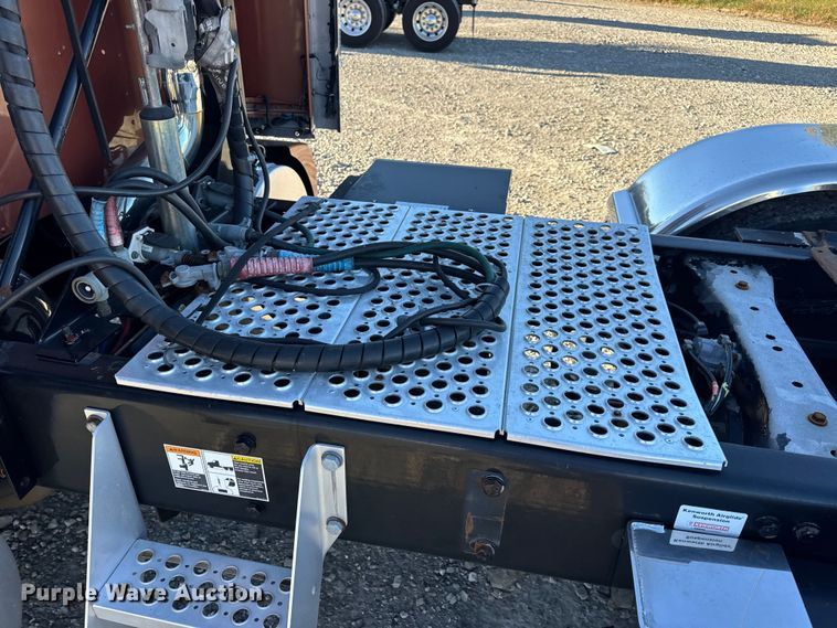 image for item DW6642 2016 Kenworth T6 semi truck