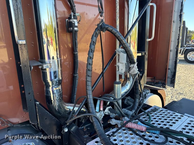 image for item DW6642 2016 Kenworth T6 semi truck