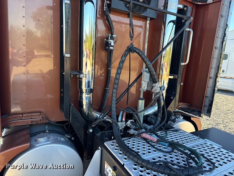 image for item DW6642 2016 Kenworth T6 semi truck