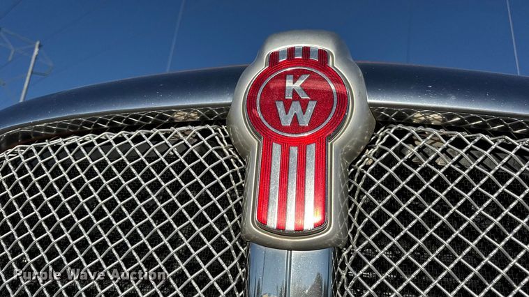 image for item DW6642 2016 Kenworth T6 semi truck