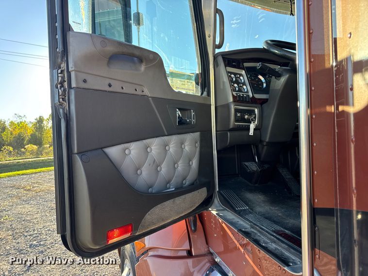 image for item DW6642 2016 Kenworth T6 semi truck