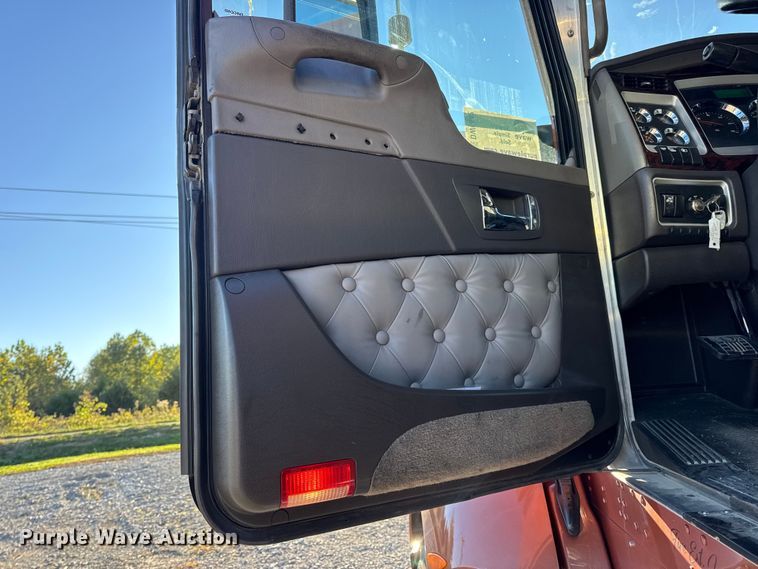 image for item DW6642 2016 Kenworth T6 semi truck