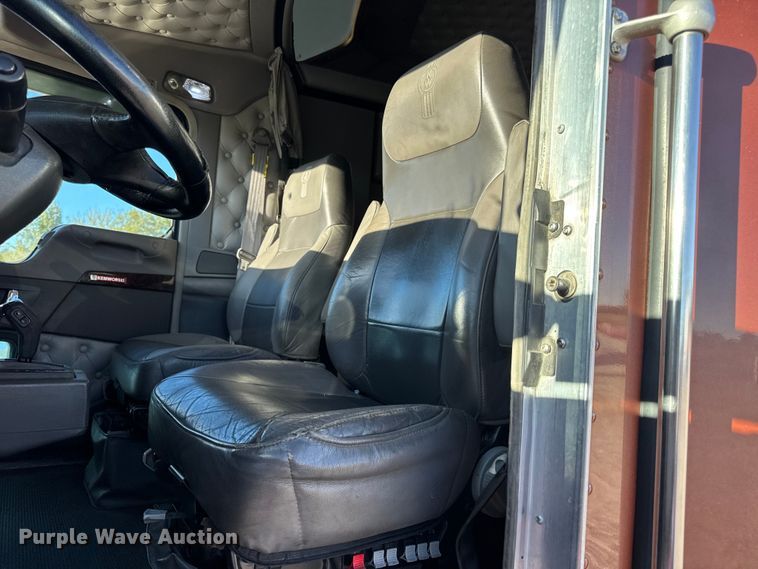 image for item DW6642 2016 Kenworth T6 semi truck