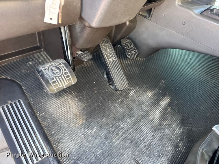 image for item DW6642 2016 Kenworth T6 semi truck