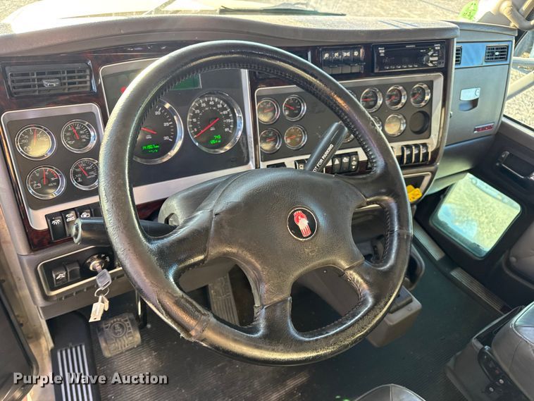 image for item DW6642 2016 Kenworth T6 semi truck