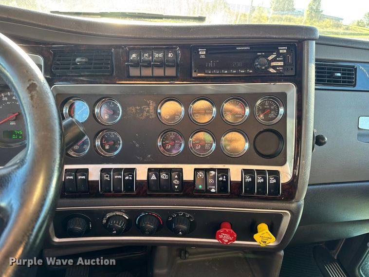 image for item DW6642 2016 Kenworth T6 semi truck