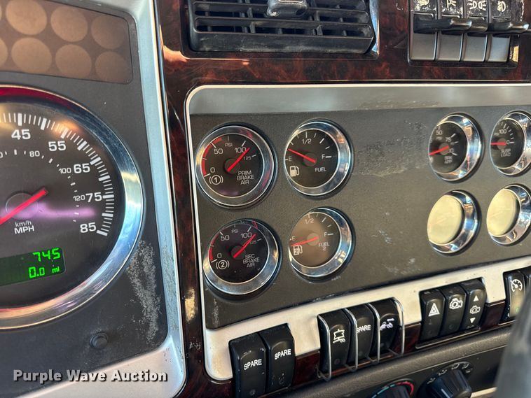 image for item DW6642 2016 Kenworth T6 semi truck