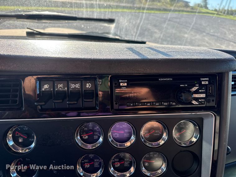 image for item DW6642 2016 Kenworth T6 semi truck