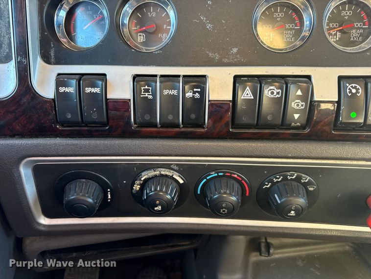 image for item DW6642 2016 Kenworth T6 semi truck