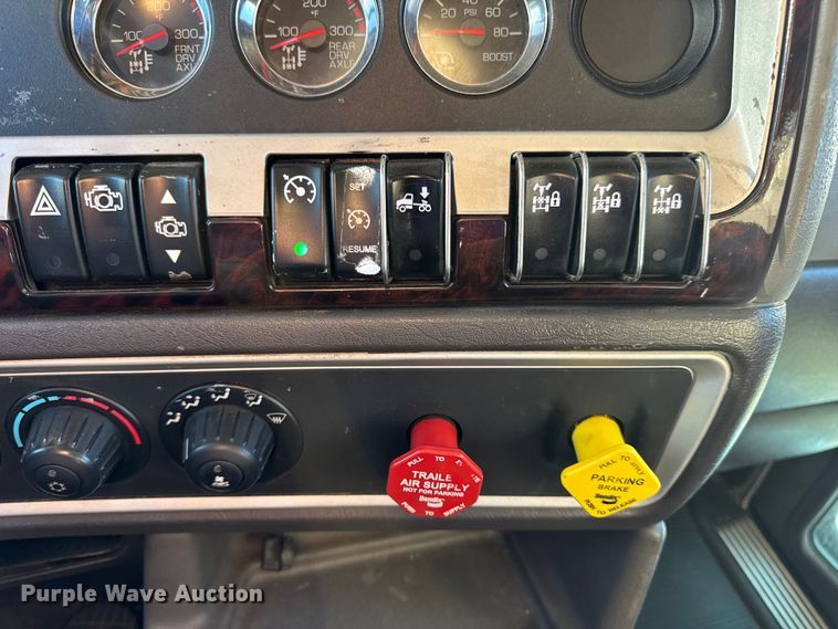 image for item DW6642 2016 Kenworth T6 semi truck