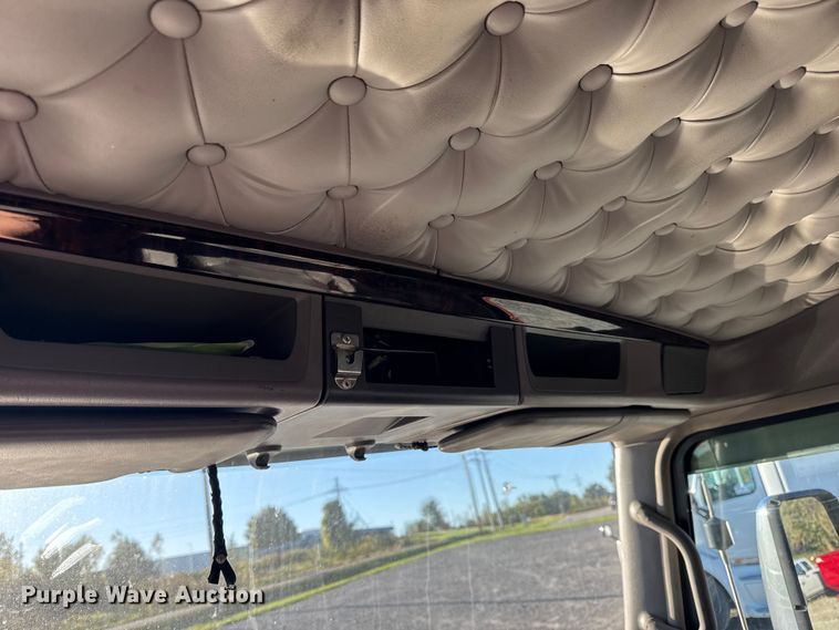 image for item DW6642 2016 Kenworth T6 semi truck