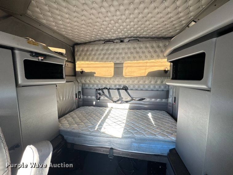 image for item DW6642 2016 Kenworth T6 semi truck