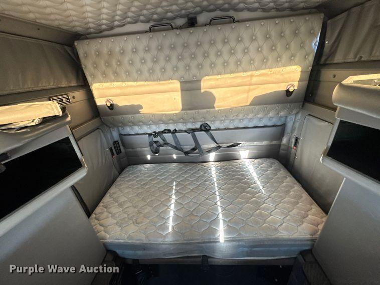 image for item DW6642 2016 Kenworth T6 semi truck