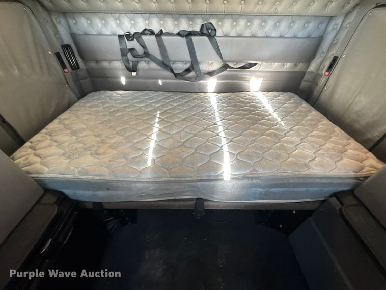 image for item DW6642 2016 Kenworth T6 semi truck