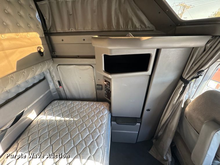 image for item DW6642 2016 Kenworth T6 semi truck