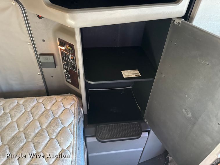 image for item DW6642 2016 Kenworth T6 semi truck