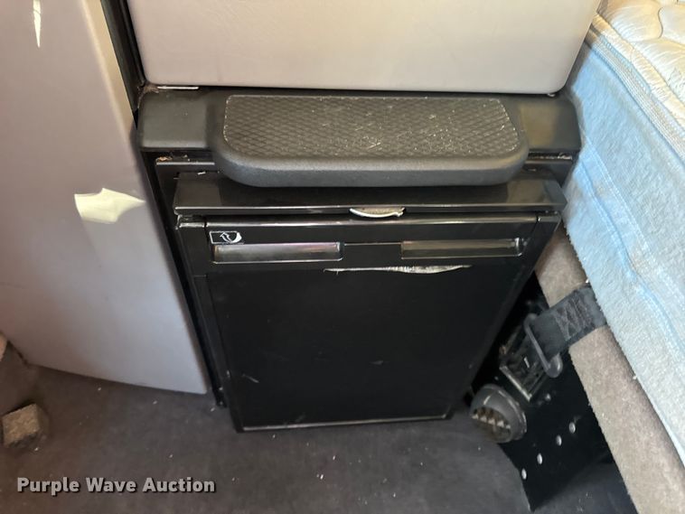 image for item DW6642 2016 Kenworth T6 semi truck