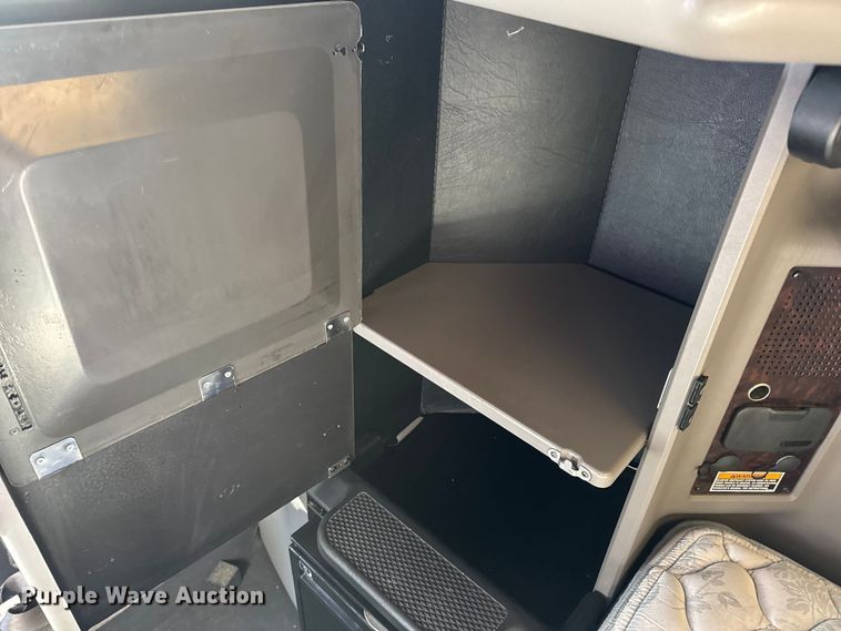 image for item DW6642 2016 Kenworth T6 semi truck