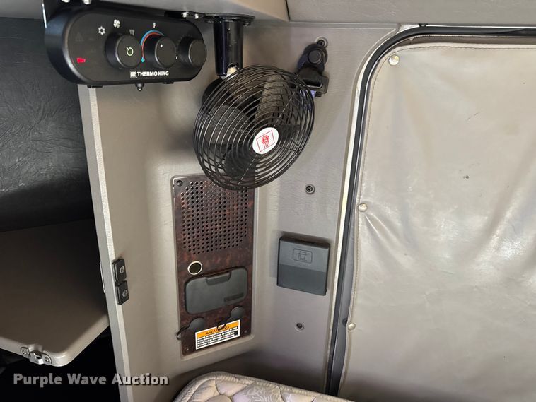 image for item DW6642 2016 Kenworth T6 semi truck