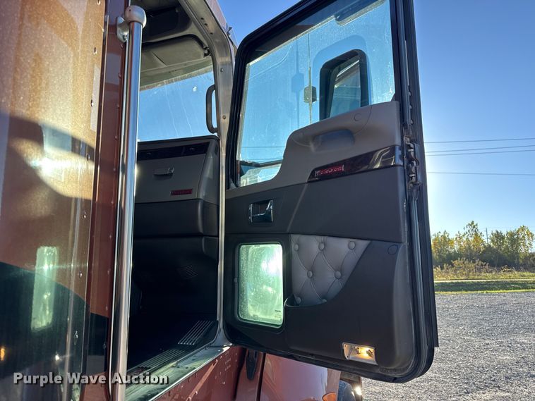 image for item DW6642 2016 Kenworth T6 semi truck