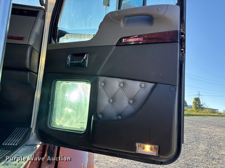 image for item DW6642 2016 Kenworth T6 semi truck