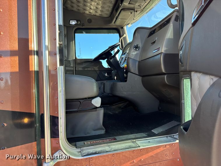 image for item DW6642 2016 Kenworth T6 semi truck