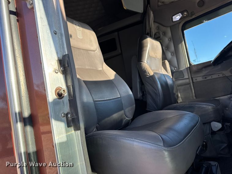 image for item DW6642 2016 Kenworth T6 semi truck