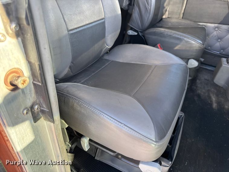 image for item DW6642 2016 Kenworth T6 semi truck