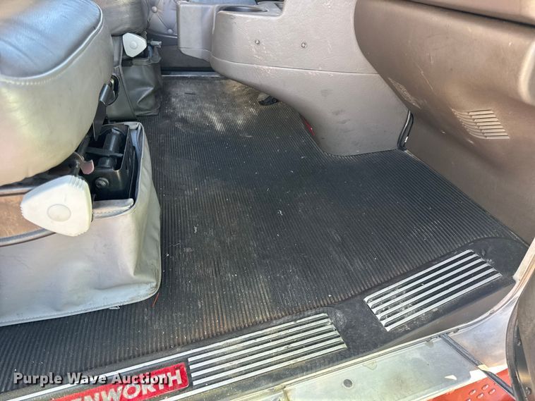 image for item DW6642 2016 Kenworth T6 semi truck