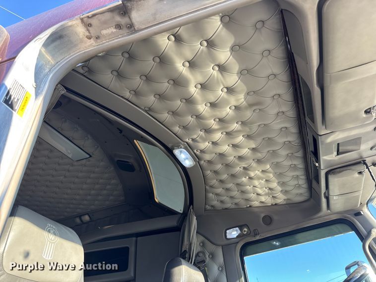 image for item DW6642 2016 Kenworth T6 semi truck