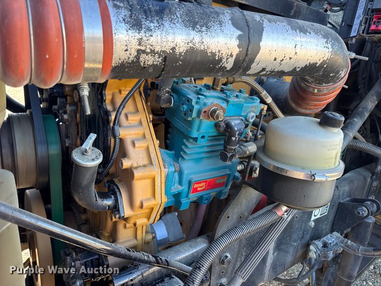 image for item DW6642 2016 Kenworth T6 semi truck