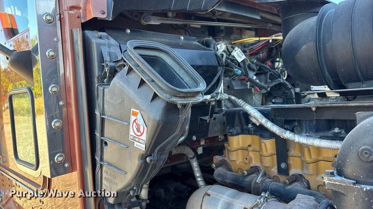 image for item DW6642 2016 Kenworth T6 semi truck