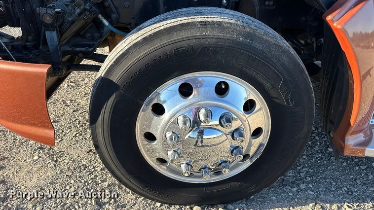 image for item DW6642 2016 Kenworth T6 semi truck