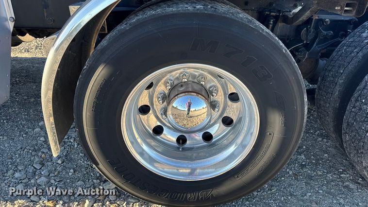 image for item DW6642 2016 Kenworth T6 semi truck