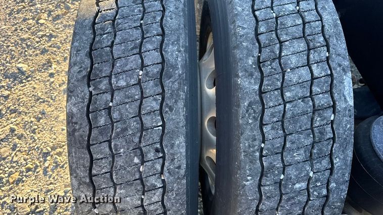 image for item DW6642 2016 Kenworth T6 semi truck