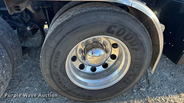 image for item DW6642 2016 Kenworth T6 semi truck