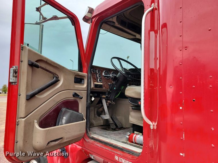 image for item DX6466 2007 International 9400i semi truck