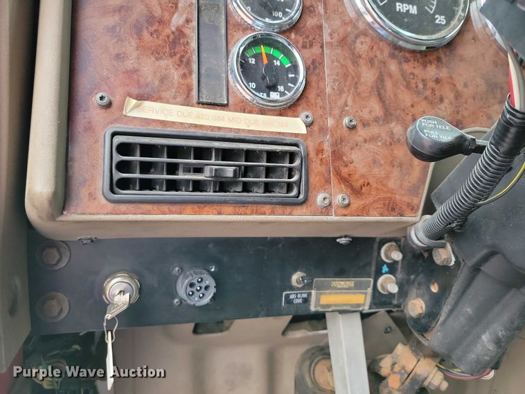 image for item DX6466 2007 International 9400i semi truck