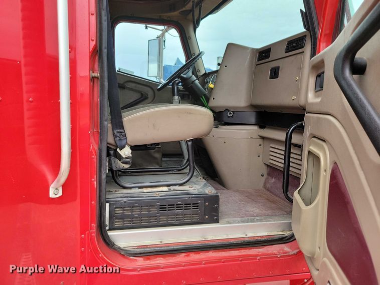 image for item DX6466 2007 International 9400i semi truck