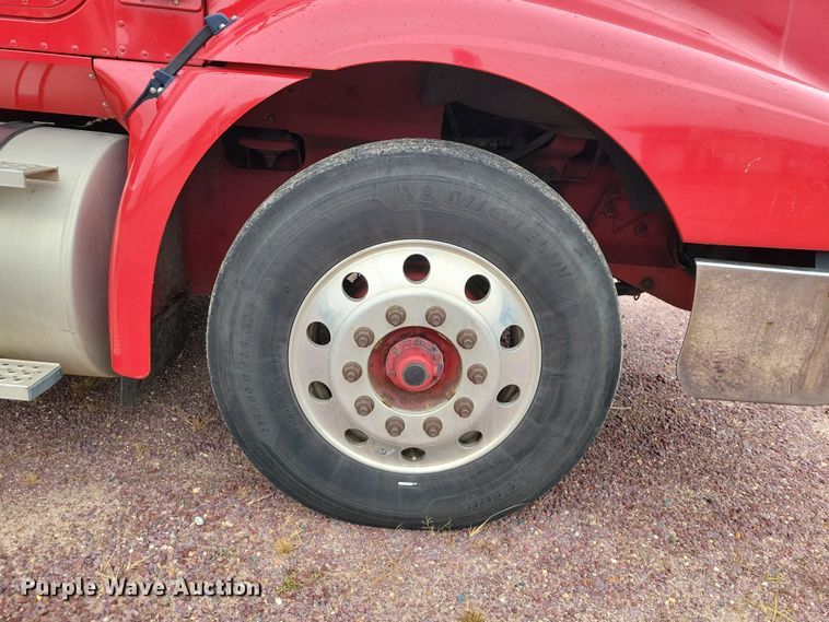 image for item DX6466 2007 International 9400i semi truck