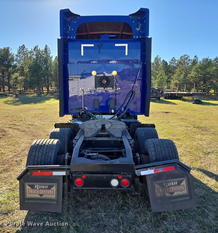 image for item DY1376 2016 Peterbilt 579 semi truck