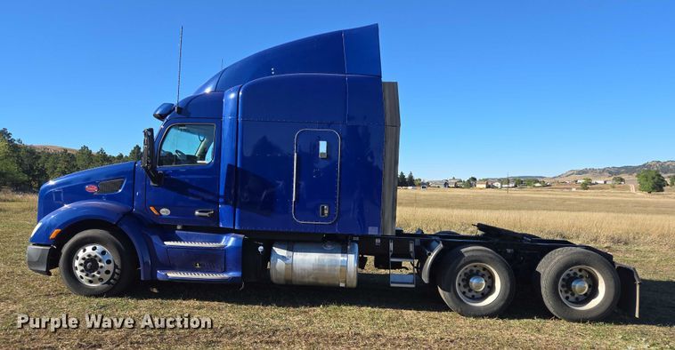 image for item DY1376 2016 Peterbilt 579 semi truck