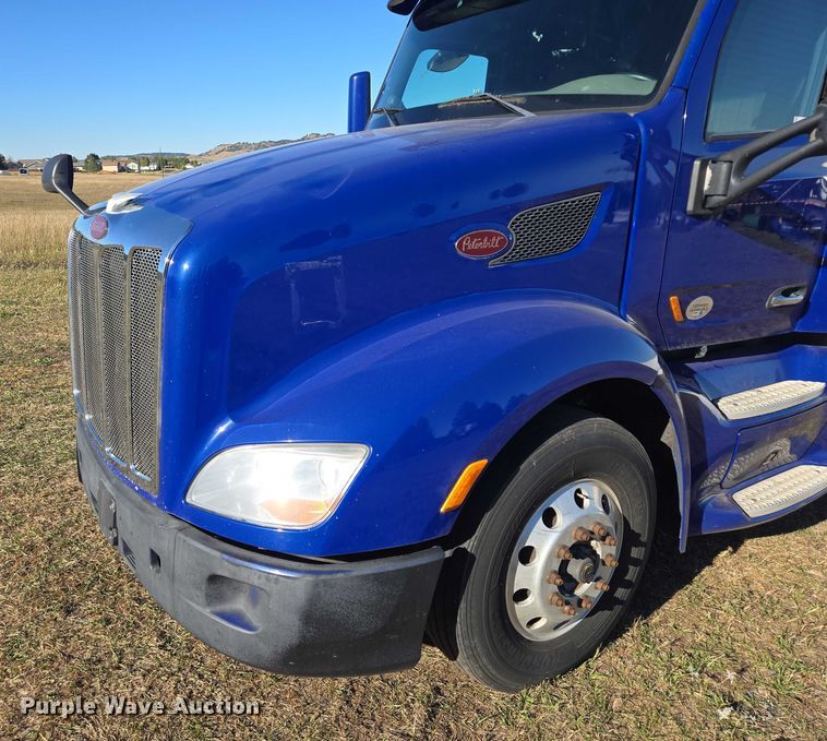 image for item DY1376 2016 Peterbilt 579 semi truck