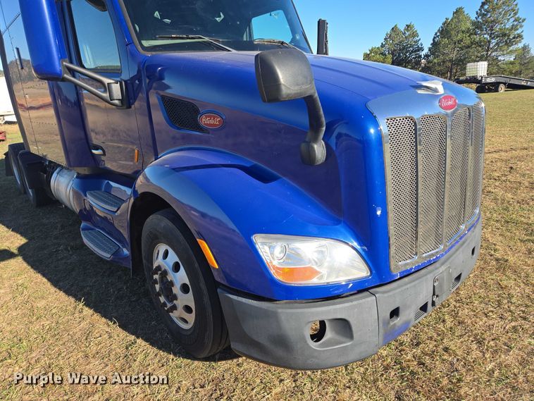 image for item DY1376 2016 Peterbilt 579 semi truck