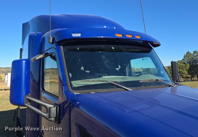 image for item DY1376 2016 Peterbilt 579 semi truck