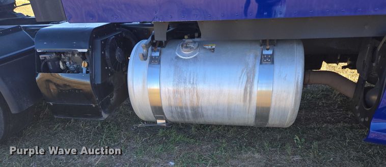 image for item DY1376 2016 Peterbilt 579 semi truck